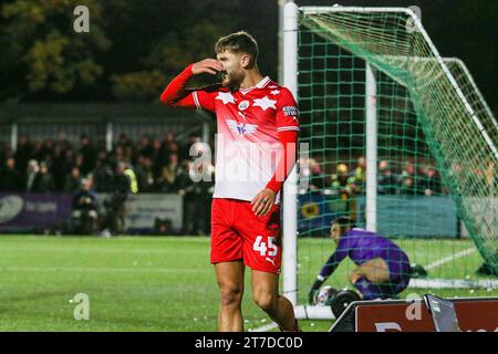 Horsham, Regno Unito. 14 novembre 2023. L'attaccante di Barnsley John McAtee (45) celebra il suo gol durante la partita di replay del primo round Horsham FC vs Barnsley FC Emirates fa Cup al Camping World Community Stadium, Horsham, Inghilterra, Regno Unito il 14 novembre 2023 Credit: Every Second Media/Alamy Live News Foto Stock