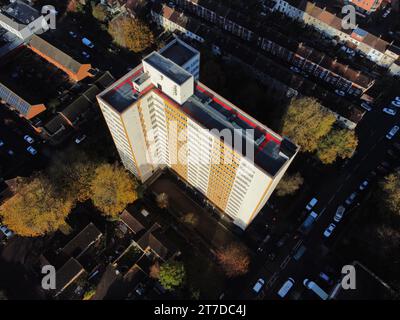 Una vista di Barton House, Bristol, dove centinaia di residenti sono stati evacuati martedì sera dopo che sono stati scoperti problemi strutturali. Indagini condotte in tre dei 98 appartamenti del blocco della torre nell'area di Barton Hill della città hanno rilevato che esiste un rischio per la struttura del blocco in caso di incendio, esplosione o impatto di grandi dimensioni. Data foto: Mercoledì 15 novembre 2023. Foto Stock