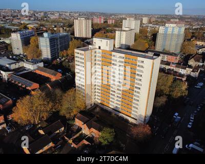 Una vista di Barton House, Bristol, dove centinaia di residenti sono stati evacuati martedì sera dopo che sono stati scoperti problemi strutturali. Indagini condotte in tre dei 98 appartamenti del blocco della torre nell'area di Barton Hill della città hanno rilevato che esiste un rischio per la struttura del blocco in caso di incendio, esplosione o impatto di grandi dimensioni. Data foto: Mercoledì 15 novembre 2023. Foto Stock