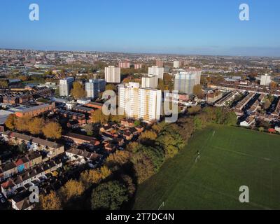 Una vista di Barton House, Bristol, dove centinaia di residenti sono stati evacuati martedì sera dopo che sono stati scoperti problemi strutturali. Indagini condotte in tre dei 98 appartamenti del blocco della torre nell'area di Barton Hill della città hanno rilevato che c'è un Wrisk nella struttura del blocco in caso di incendio, esplosione o grande impatto. Data foto: Mercoledì 15 novembre 2023. Foto Stock