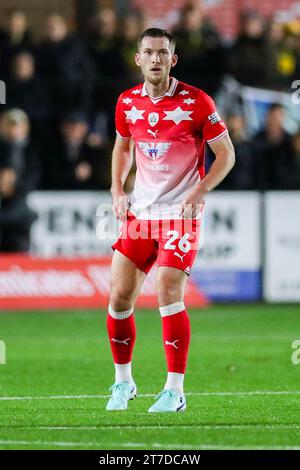 Horsham, Regno Unito. 14 novembre 2023. Il difensore di Barnsley Jamie McCart (26) durante la partita di replay Horsham FC vs Barnsley FC Emirates fa Cup 1st Round al Camping World Community Stadium, Horsham, Inghilterra, Regno Unito il 14 novembre 2023 Credit: Every Second Media/Alamy Live News Foto Stock