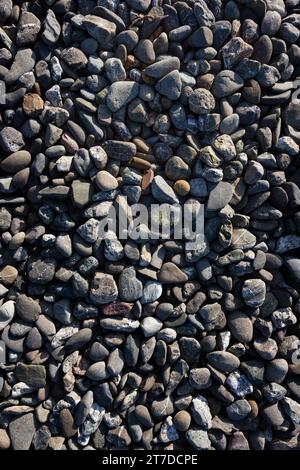 Vista dall'alto di piccole pietre soleggiate su un sentiero pedonale Foto Stock