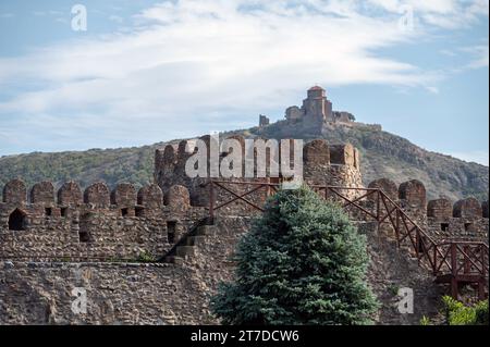 Vista da Mtskheta al monastero ortodosso georgiano di Jvari in cima alla montagna, Georgia Foto Stock