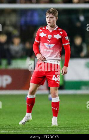 Horsham, Regno Unito. 14 novembre 2023. Barnsley centrocampista Luca Connell (48) durante la partita di replay del primo round Horsham FC vs Barnsley FC Emirates fa Cup al Camping World Community Stadium, Horsham, Inghilterra, Regno Unito il 14 novembre 2023 credito: Every Second Media/Alamy Live News Foto Stock