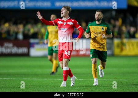 Horsham, Regno Unito. 14 novembre 2023. Il centrocampista di Barnsley Luca Connell (48) gesti durante la partita di replay del primo turno Horsham FC vs Barnsley FC Emirates fa Cup al Camping World Community Stadium, Horsham, Inghilterra, Regno Unito il 14 novembre 2023 crediti: Every Second Media/Alamy Live News Foto Stock