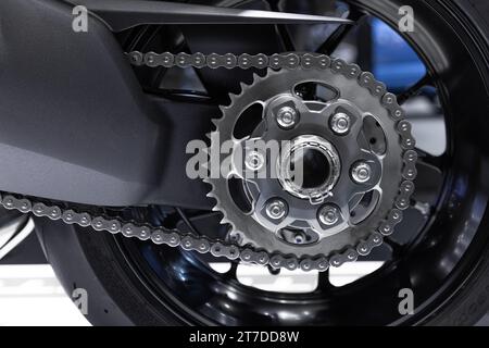 ruota posteriore con catena per motocicli closeup per prestazioni ad alta velocità da moto di grandi dimensioni, nuova pulizia. Foto Stock