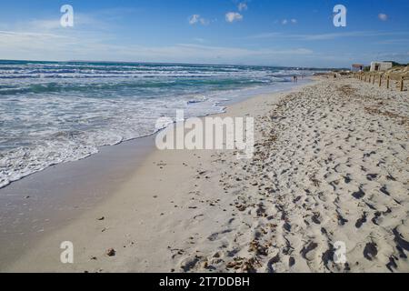 Mallorca, Spagna - 1 novembre 2023: Spiaggia Platja d'es Trenc Foto Stock