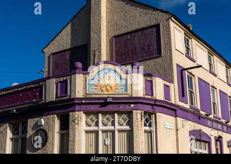 The Rising Sun, un pub permanentemente chiuso, nel centro della città di Wellingborough, Northamptonshire, Regno Unito Foto Stock