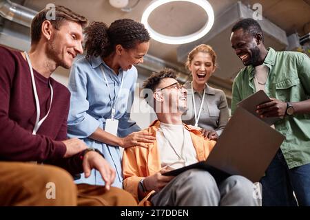 Team aziendale di successo che lavora insieme al progetto utilizzando un computer portatile Foto Stock