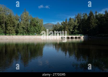 2022-08-07 Vista della diga sul fiume Lomnica, Karpacz, Polonia Foto Stock