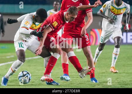Bandung, Indonesia. 14 novembre 2023. Amara Diouf (1st L) di Senegal vies per il pallone durante il gruppo D partita della Coppa del mondo FIFA U17 tra Polonia e Senegal allo stadio Jalak Harupat a Bandung, Indonesia, 14 novembre 2023. Crediti: Septianjar Muharam/Xinhua/Alamy Live News Foto Stock