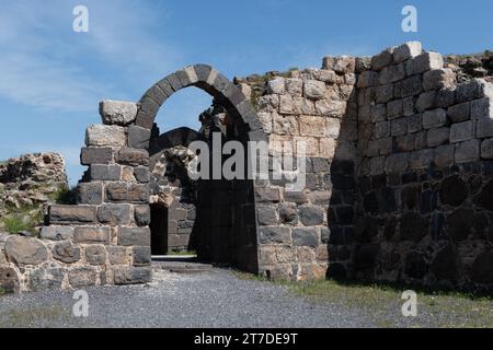 Sezione dettagliata delle arcate in pietra e delle mura del restaurato castello crociato di Belvoir in Galilea, nel nord di Israele. Foto Stock