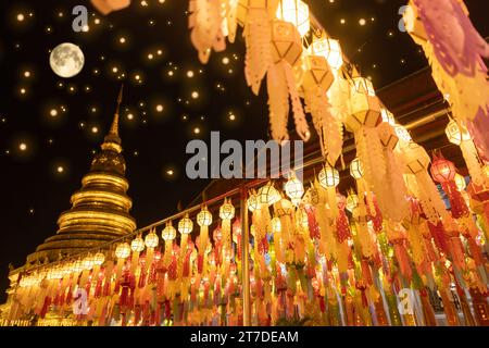 Festival delle Lanterne a Lamphun la gente appende lanterne luminose colorate a Wat Phra That Hariphunchai Temple luna piena Foto Stock