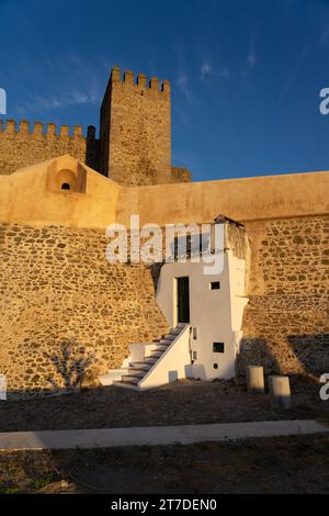 Castello del villaggio fortificato di campo Maior nella regione Alentejo del Portogallo con la sua tipica casa bianca Foto Stock