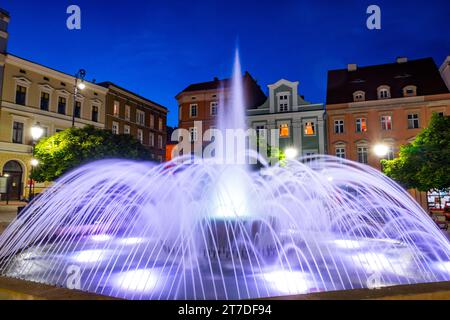 2022-08-29 fontana di illuminazione notturna sulla piazza del mercato a Walbrzych, Polan Foto Stock