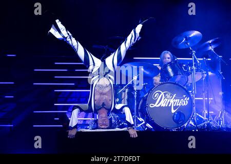 Milano, Italia. 14 novembre 2023. Justin Hawkins e Rufus Tiger Taylor della rock band britannica The Darkness si esibiscono dal vivo ad Alcatraz. Credito: SOPA Images Limited/Alamy Live News Foto Stock