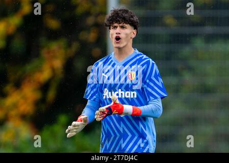 Eindhoven, Paesi Bassi. 8 novembre 2023. EINDHOVEN, PAESI BASSI - 8 NOVEMBRE: Amine Boukemouche dell'RC Lens allenerà i suoi compagni di squadra durante la partita di UEFA Youth League tra PSV Eindhoven e RC Lens al PSV Campus De Herdgang l'8 novembre 2023 a Eindhoven, Paesi Bassi. (Foto di Joris Verwijst/ Orange Pictures) credito: Orange Pics BV/Alamy Live News Foto Stock