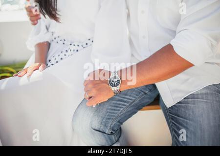 Immagine ritagliata di una giovane coppia felice che passa del tempo insieme Foto Stock