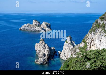 Vista dal monastero di Paleokastritsa a Corfù, in Grecia, che mostra la costa fortificata che confina con il mare Adriatico Foto Stock