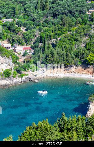 Spiaggia di Paleokastritsa sul mare Adriatico. Vista dal Monastero di Paleokastritsa a Corfù, Grecia Foto Stock