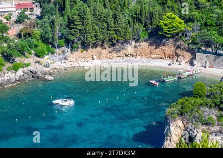 Spiaggia di Paleokastritsa sul mare Adriatico. Vista dal Monastero di Paleokastritsa a Corfù, Grecia Foto Stock