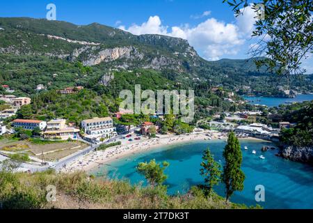 Spiaggia di Paleokastritsa sul mare Adriatico. Vista dal Monastero di Paleokastritsa a Corfù, Grecia Foto Stock