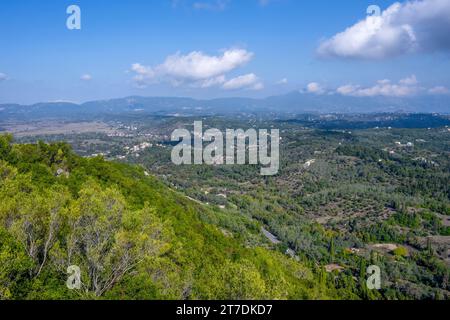 Una vista elevata sulla campagna intorno a Pelekas, a Corfù, Grecia, dall'Osservatorio Kaiser Guglielmo II Foto Stock