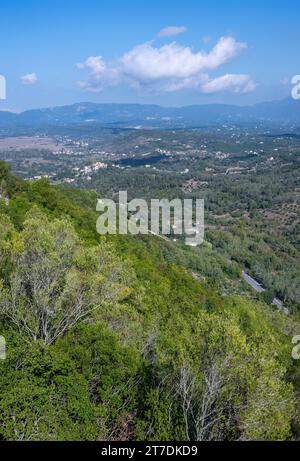 Una vista elevata sulla campagna intorno a Pelekas, a Corfù, Grecia, dall'Osservatorio Kaiser Guglielmo II Foto Stock