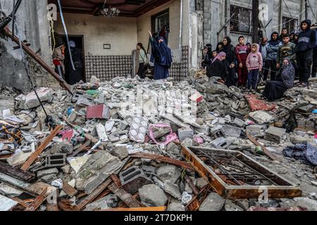 Rafah, territori palestinesi. 15 novembre 2023. I palestinesi guardano attraverso i resti della loro casa distrutta, a seguito di attacchi aerei israeliani in mezzo alle continue battaglie tra Israele e il gruppo militante palestinese Hamas. Crediti: Abed Rahim Khatib/dpa/Alamy Live News Foto Stock