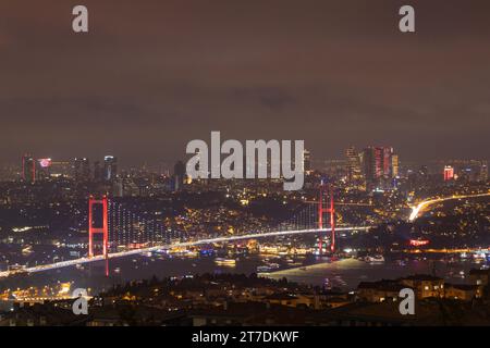 Vista di Istanbul dalla collina di Camlica di notte. Ponte sul Bosforo, conosciuto anche come Ponte dei Martiri e paesaggio urbano di Istanbul, il 15 luglio. Foto Stock