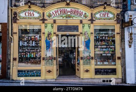 Negozio di alimentari e gastronomia al mercato di Bolhao, Porto, Portogallo Foto Stock