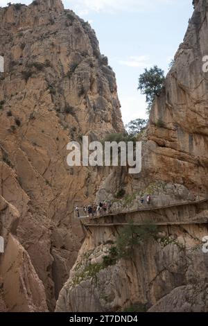 Camminatori sul sentiero turistico Caminito del Rey nella gola di El chorro Foto Stock