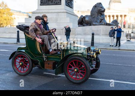 Auto d'epoca a 1904 stelle che partecipa alla corsa di auto veterane da Londra a Brighton, evento di auto d'epoca che passa attraverso Westminster, Londra, Regno Unito Foto Stock