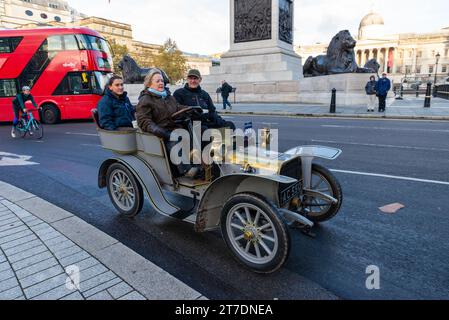 1904 auto d'epoca Darracq che partecipa alla corsa da Londra a Brighton, evento automobilistico d'epoca che attraversa Westminster, Londra, Regno Unito Foto Stock