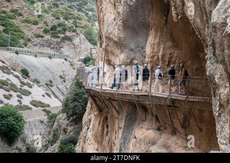 Camminatori sul sentiero turistico Caminito del Rey nella gola di El chorro Foto Stock