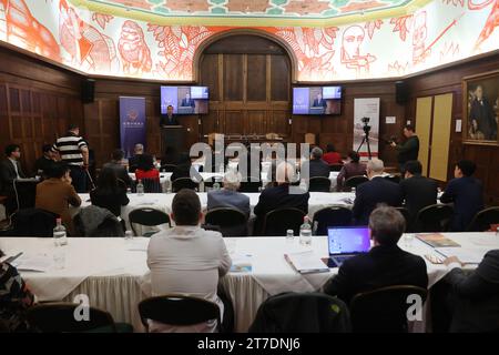 Bruxelles, Belgio. 14 novembre 2023. L'evento di pubblicazione di una relazione annuale di punta della camera di commercio cinese all'UE (CCCEU) si tiene a Bruxelles, in Belgio, il 14 novembre 2023. In collaborazione con la società di consulenza strategica globale Roland Berger, la CCCEU ha pubblicato il rapporto annuale di punta della camera intitolato "costruire la fiducia, aumentare la prosperità". La relazione vede il rating delle imprese cinesi sul contesto imprenditoriale dell'UE calare per il quarto anno consecutivo, anche se a un ritmo più lento. PER PASSARE A "le aziende cinesi vedono la crescita dei ricavi in Europa: Report" credito: Zhao Dingzhe/Xinhua/Alamy Live News Foto Stock