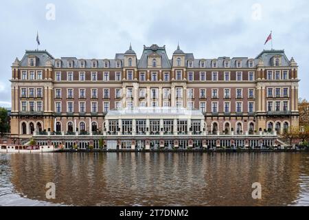 InterContinental Amstel Amsterdam Hotel. Amstel Hotel, hotel di lusso a cinque stelle ad Amsterdam, Paesi Bassi. L'hotel visto dal fiume Amstel. Foto Stock