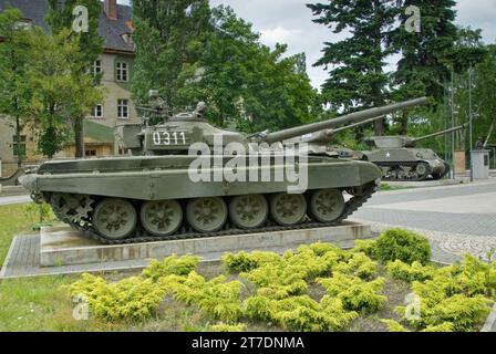 T-72 carro armato di progettazione sovietica esposto presso il quartier generale della II Divisione di cavalleria corazzata Lubuska vicino a Żagań, Voivodato di Lubusz, Polonia Foto Stock