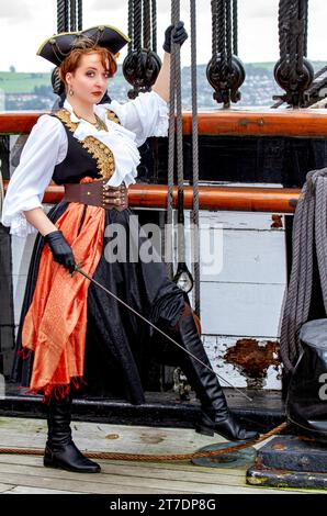 Ashley Wilkinson è fuori a fare la modella con un completo costume pirata sulla nave RRS Discovery a Dundee, in Scozia Foto Stock