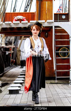 Ashley Wilkinson è fuori a fare la modella con un completo costume pirata sulla nave RRS Discovery a Dundee, in Scozia Foto Stock