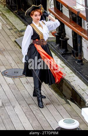 Ashley Wilkinson è fuori a fare la modella con un completo costume pirata sulla nave RRS Discovery a Dundee, in Scozia Foto Stock