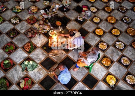 Kolkata, India. 14 novembre 2023. I devoti indù eseguono rituali diversi in occasione del festival "Annakut" o "Govardhan Puja" al tempio di Naba Brindaban a Calcutta. Annakut o Govardhan Puja è un festival indù in cui i devoti preparano e offrono una grande varietà di cibo vegetariano a Lord Krishna come segno di gratitudine per averli salvati dalle inondazioni come da mitologia indù. (Foto di Avishek Das/SOPA Images/Sipa USA) credito: SIPA USA/Alamy Live News Foto Stock
