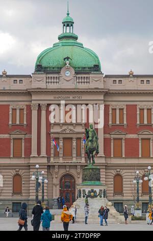 Belgrado, Serbia - 14 febbraio 2021: Statua equestre del principe Mihailo, monumento di fronte al Museo Nazionale in Piazza della Repubblica. Foto Stock