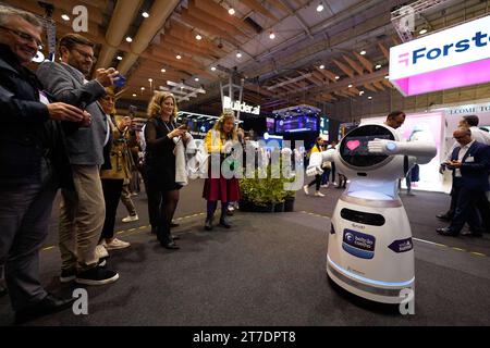 Lisbona, Portogallo. 14 novembre 2023. Un robot (R) viene visto ballare durante il primo giorno del Web Summit 2023 a Lisbona. Credito: SOPA Images Limited/Alamy Live News Foto Stock