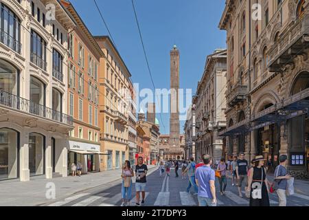 Bologna, Italia - 16 giugno 2019: Struttura medievale attrazione turistica Two Towers nel centro città in estate. Foto Stock
