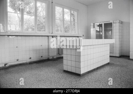Il tavolo dell'autopsia al campo di concentramento di Sachsenhausen, Germania. Foto Stock