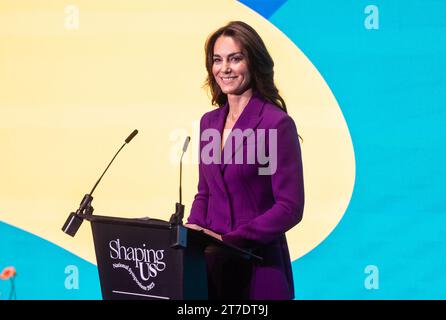 La Principessa del Galles parla al Simposio Nazionale Shaping Us al Design Museum di Londra, per ospitare l'evento con il Royal Foundation Centre for Early Children. Data foto: Mercoledì 15 novembre 2023. Foto Stock