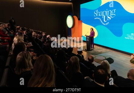 La Principessa del Galles parla al Simposio Nazionale Shaping Us al Design Museum di Londra, per ospitare l'evento con il Royal Foundation Centre for Early Children. Data foto: Mercoledì 15 novembre 2023. Foto Stock