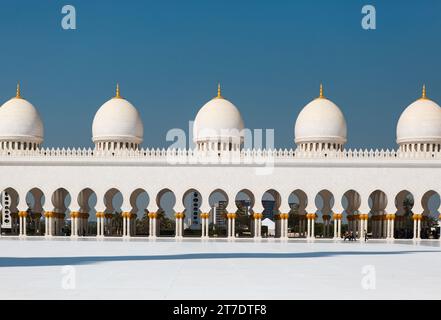 Splendide cupole bianche della grande Moschea dello Sceicco Zayed costruite in pietra di marmo. Abu Dhabi, Emirati Arabi Uniti - 8 febbraio 2020 Foto Stock