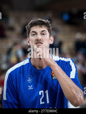 Monaco, Monaco. 14 novembre 2023. Il giocatore n. 21 Tibor Pleiss dell'Efes Anadolu Istanbul è visto durante la Turkish Airlines Euroleague Basketball Round 8 tra IL Principato di Monaco e l'Efes Anadolu Istanbul (Efes Anadolu Istanbul ha vinto 89-82) a Monaco il 14 novembre 2023. Foto di Laurent Coust/ABACAPRESS.COM Credit: Abaca Press/Alamy Live News Foto Stock